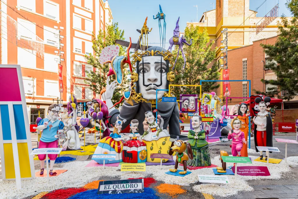 Las Fallas vhání do ulic Valencie radost každý rok od 15. do 19. března a přípravy trvají celý rok. Letošní ročník byl z obav před šířením onemocnění covid-19 přesunutý na datum 1. až 5. září