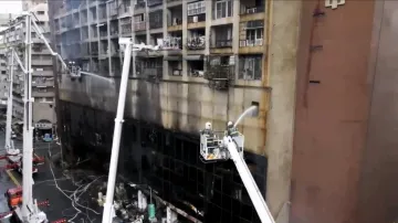 Zásah hasičů během požáru výškové budovy ve městě Kao-siung na jihu Tchaj-wanu
