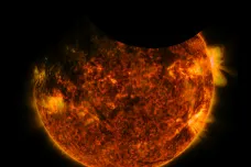 NASA nafilmovala dvojité zatmění Slunce. Přímo z vesmíru