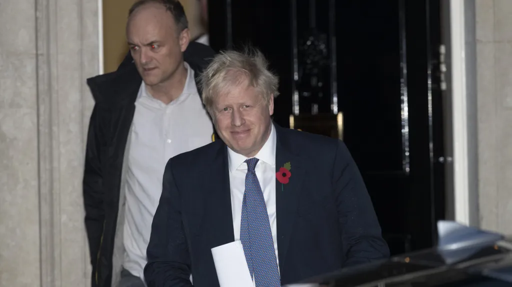 Britský premiér Boris Johnson se svým poradcem Dominicem Cummingsem