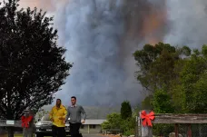 Na jihovýchodě Austrálie vyhlásili kvůli požárům výjimečný stav. Neúnosná vedra sílí