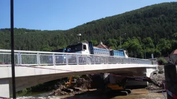 Most v Předklášteří prochází zatěžkávací zkouškou
