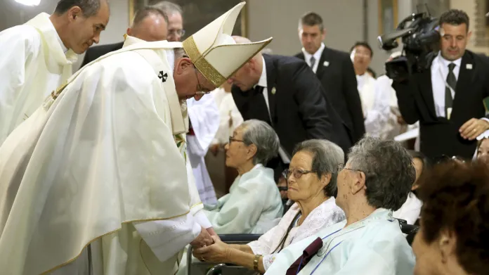 Papež František na setkání s bývalými sexuálními otrokyněmi
