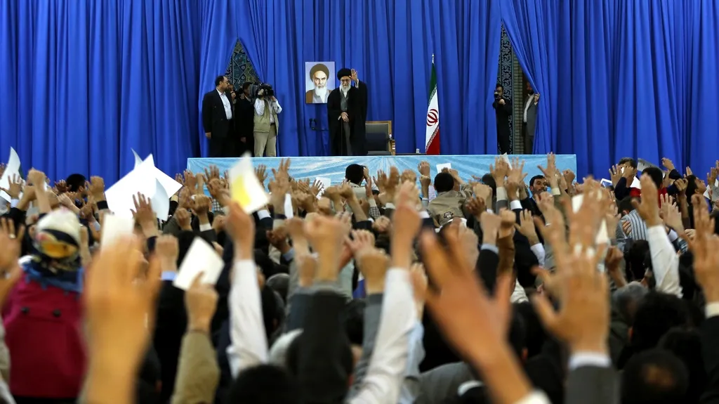 Alí Chameneí zdraví Íránce během oslav perského Nového roku