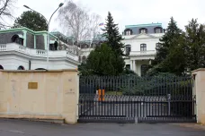 Vyhoštění ruští diplomaté opustí Prahu v neděli, píše agentura TASS