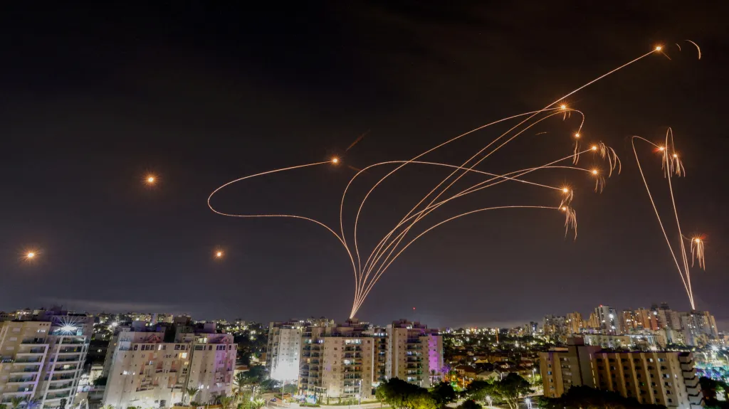 Izraelský systém Iron Dome v akci proti íránským útokům z října 2023, ilustrační snímek