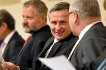 Nová nebo stará funkce? Jedni politici si vyberou, druzí si nechají víc platů