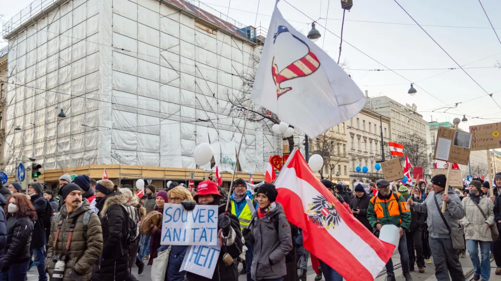 Rakousko spustí loterii pro očkované, ale v zemi probíhají demonstrace proti povinné vakcinaci
