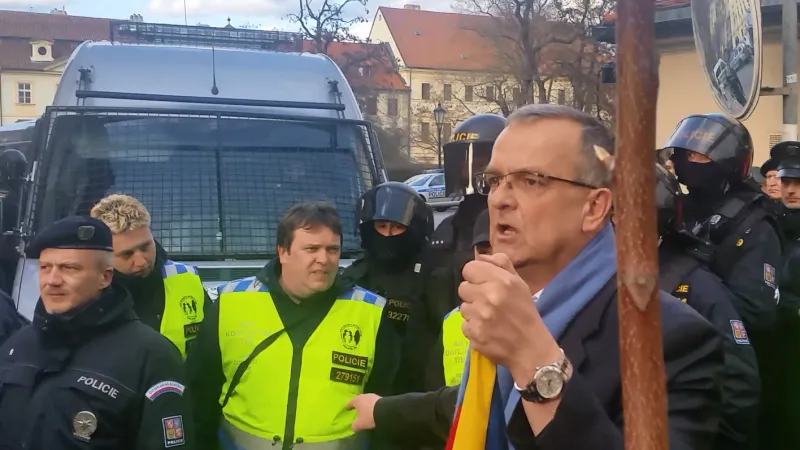 Miroslav Kalousek na demonstraci proti Číně
