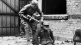 Voják sovětské armády vytahuje z úkrytu vojáka německého Wehrmachtu. Dle odhadů na obou stranách během samotné bitvy zahynulo kolem 170 tisíc vojáků