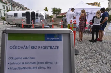 V pondělí přibylo 206 nakažených. Hasiči začínají rozvážet testy do škol