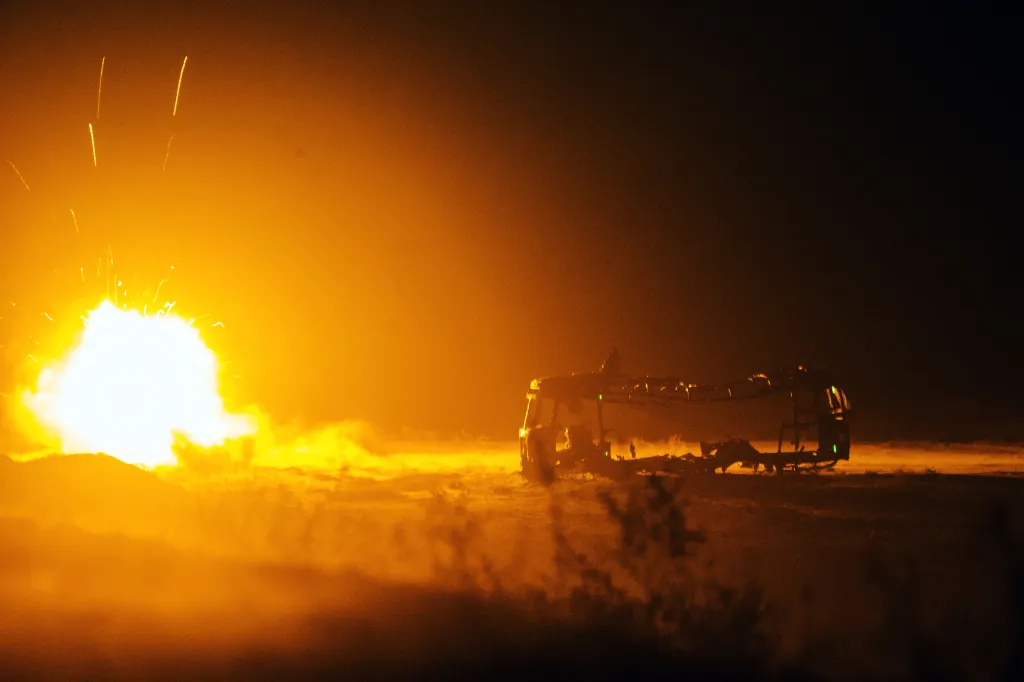 Raketa vystřelená americkými vojáky z Dragon Troop na operační základně Gamberi v afghánské provincii Laghman, 31. prosince 2014