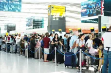 Situace na britských letištích se po znovuzprovoznění elektronických bran vrátila k normálu