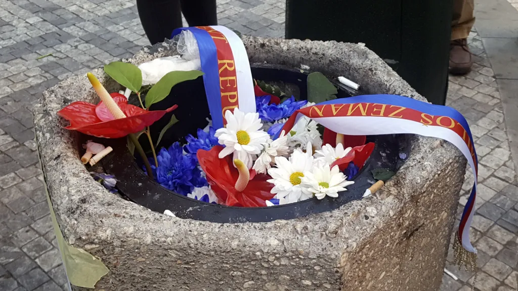 Květiny prezidenta Miloše Zemana skončily v koši