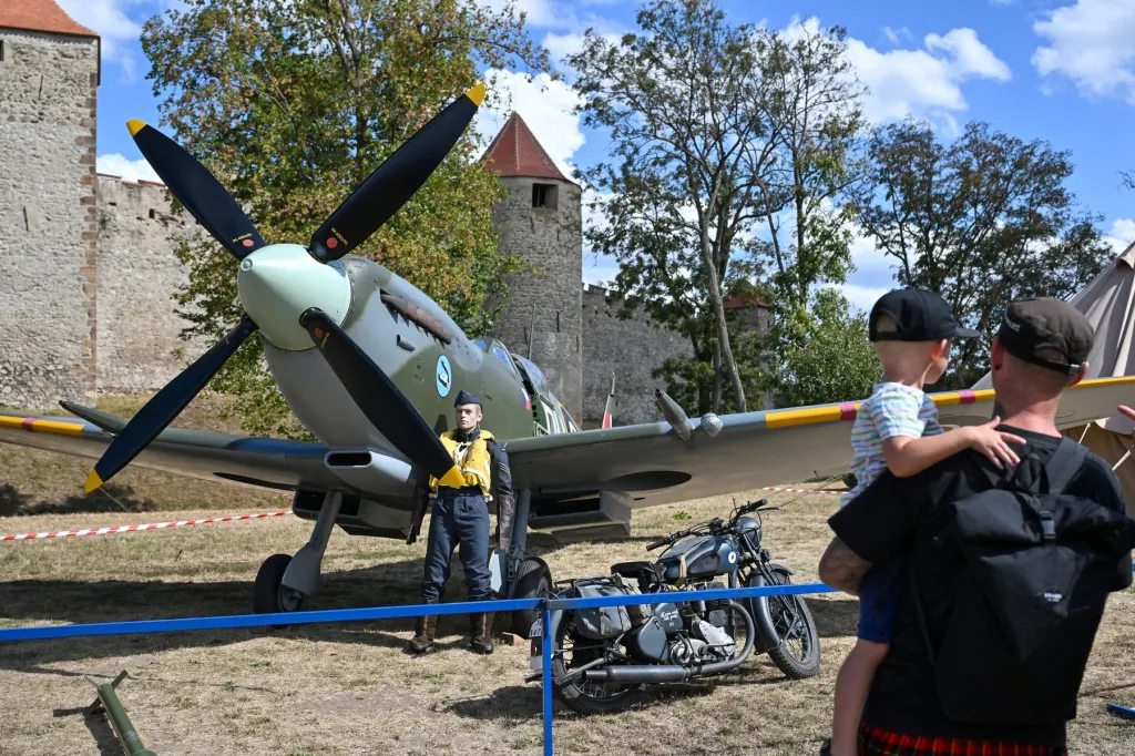 Výstava dobové vojenské techniky na hradě Veveří. Letoun Spitfire