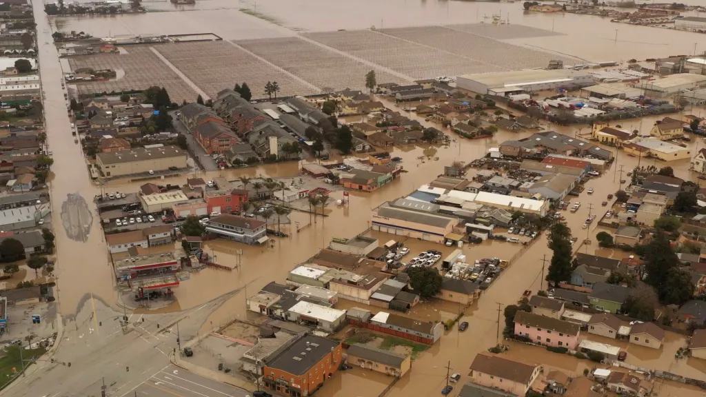 Zaplavené ulice Pajara v Kalifornii