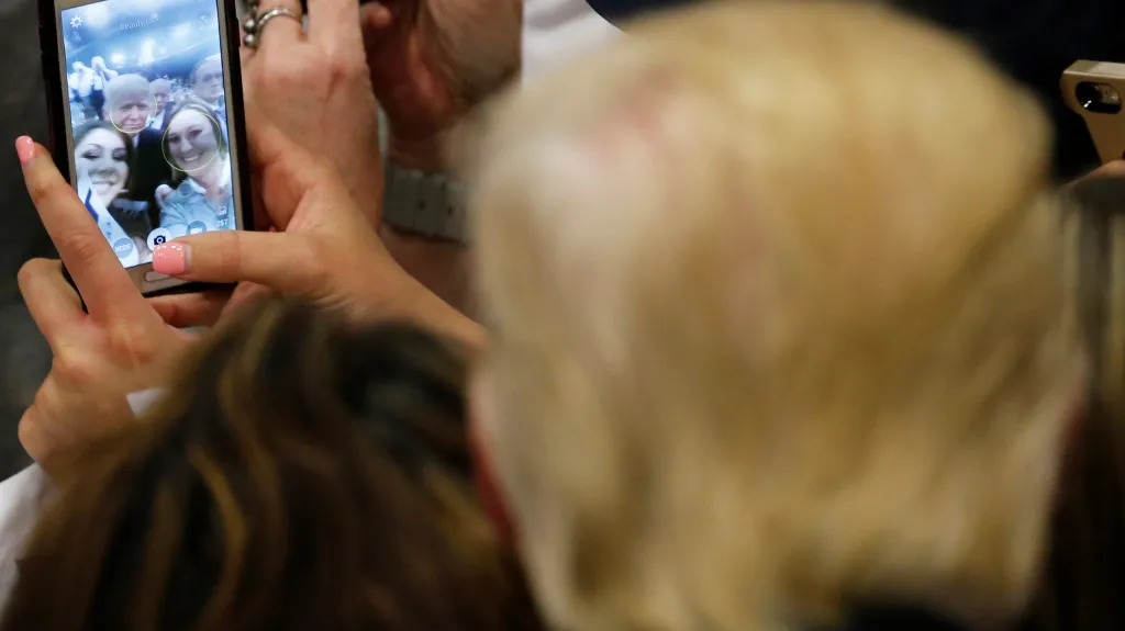 Donald Trump pózuje na selfie se svými podporovatelkami