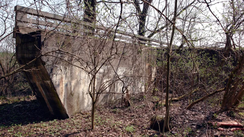 Původní dálniční most přes potok Litavu u Zástřizel v Chřibech