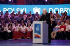 V Polsku začaly volby. PiS míří k jasnému vítězství, opozici nepomáhá ani spojování sil