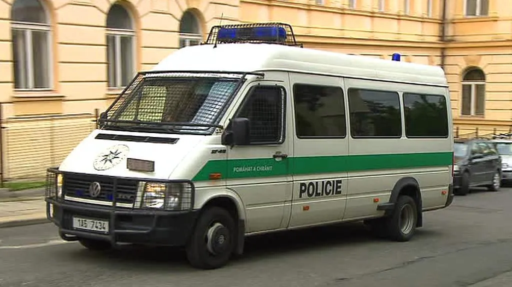 Policejní vůz před litoměřickou věznicí