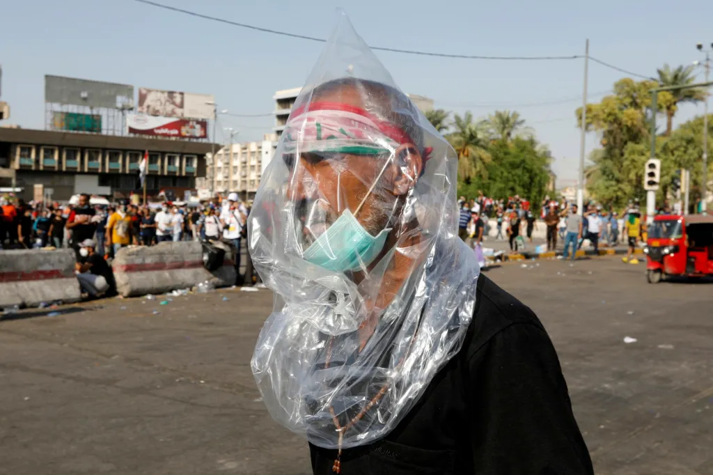 Jeden z účastníků protestu proti korupci a nedostatku pracovních míst v Bagdádu si vzal plastový sáček, aby se chránil před slzným plynem, který používá irácká policie