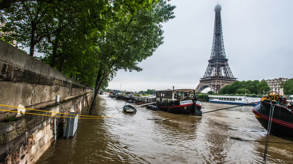 Hladina Seiny v Paříži začala po týdnu klesat