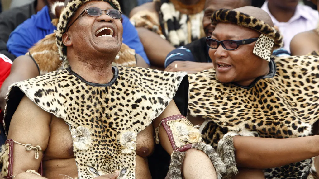 Tradiční svatba Jacoba Zumy (vlevo) s jeho pátou manželkou