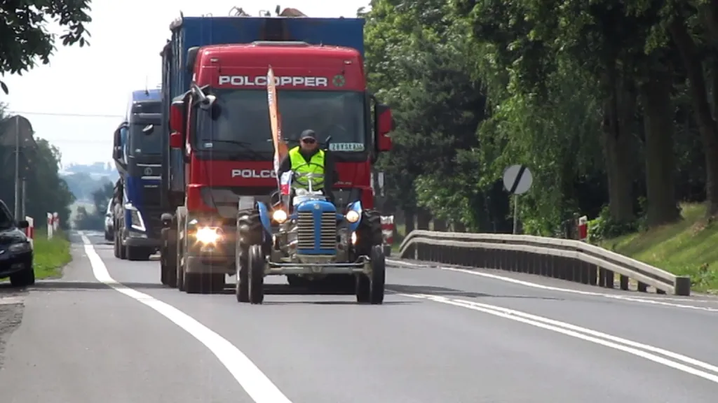 Po silnici i po pláži a za každého počasí cestoval na traktoru až k Baltskému moři