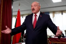 „Nevyzývejte k Majdanům, pište o sklizni a foťte kombajny." Lukašenko chce vyhnat zahraniční novináře