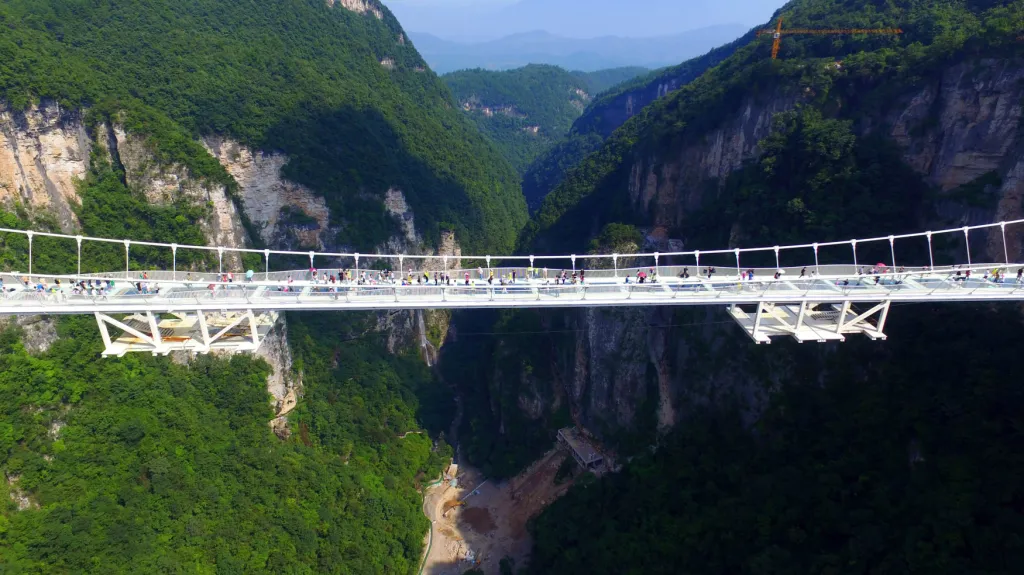Skleněný most v čínské provincii Chu-nan