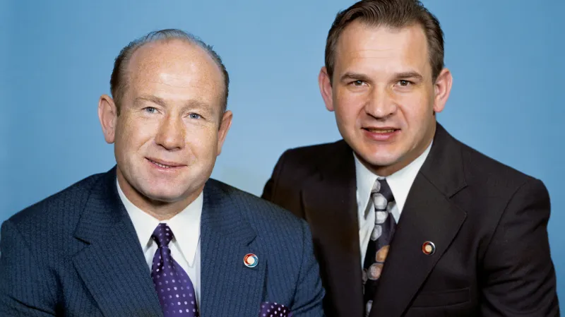 Členové ruské posádky, od leva: Alexej Leonov a Valerij Kubasov