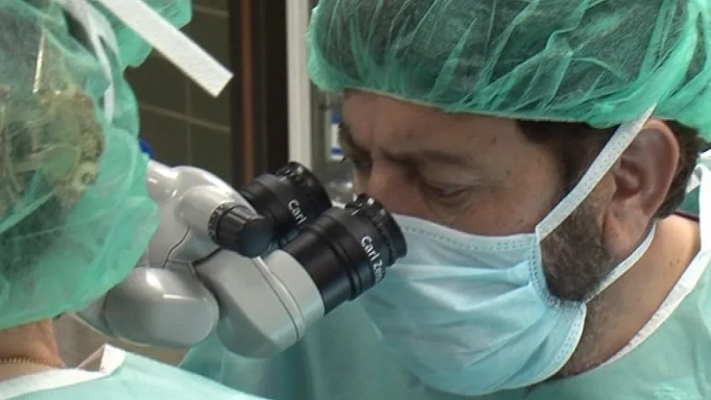 Pákistánský oční chirurg Nias Ali