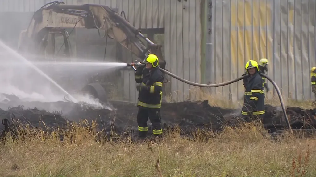 Hasiči dohašují požár skládky v Borovanech