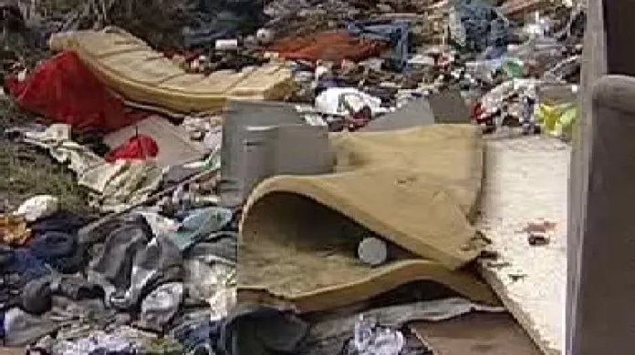 Předlická ulice zavalená odpadem