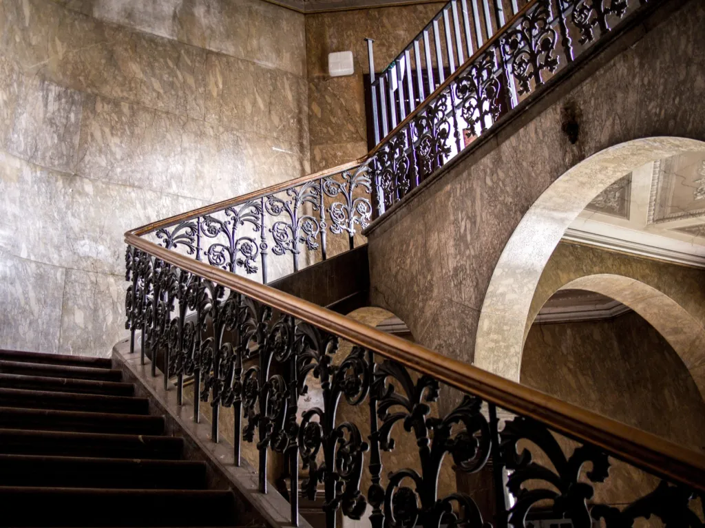 Z Desfourského paláce situovaného na Florenci byl výhled na městské parky, dnes se krčí pod silničním mostem magistrály. Ukrývá ale i působivé architektonické dědictví. Jako například impozantní mramorové schodiště