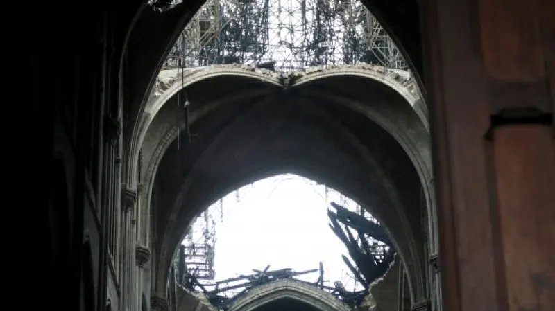 Snímek zničených částí klenby,  Autor: Christophe Petit Tesson,  Zdroj: ČTK/AP