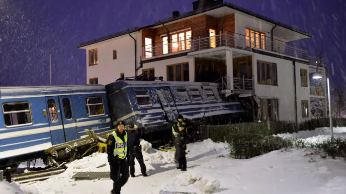 Ve Švédsku narazil vlak do domu