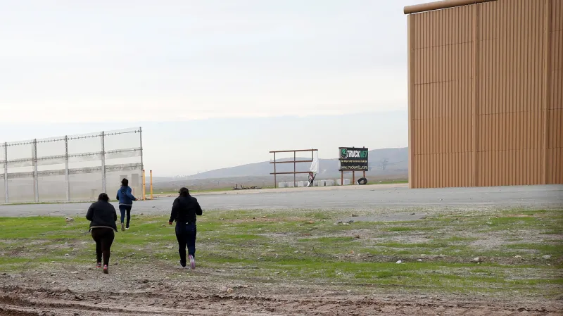 Jeden z prototypů nové bariéry na hranici USA a Mexika