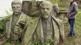 Demontované monumentální sousoší Lenina a Stalina na dvoře olomouckého Muzea umění