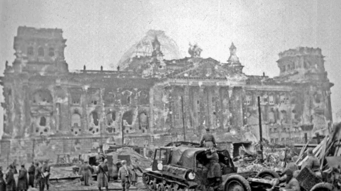 Rudá armáda před rozstříleným Reichstagem