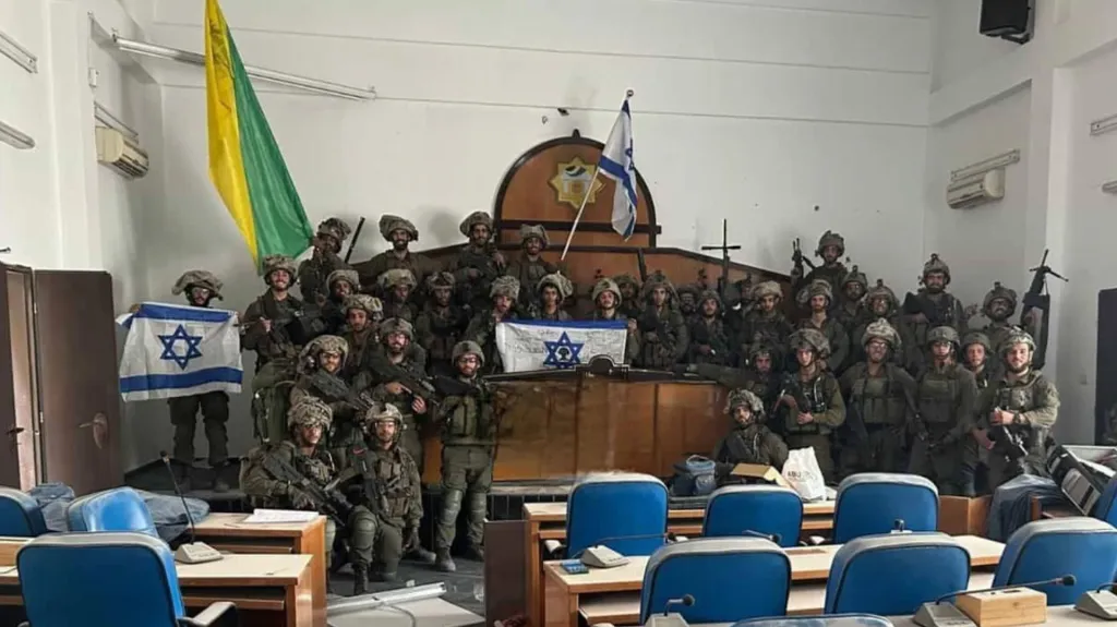 Izraelští vojáci v budově parlamentu v Gaze
