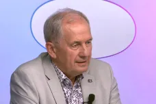 Urážky možná k politice patří, ale co bude pak, obává se Baxa