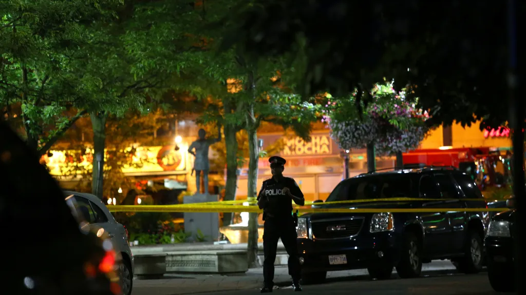 Policista střeží místo hromadné střelby v Torontu