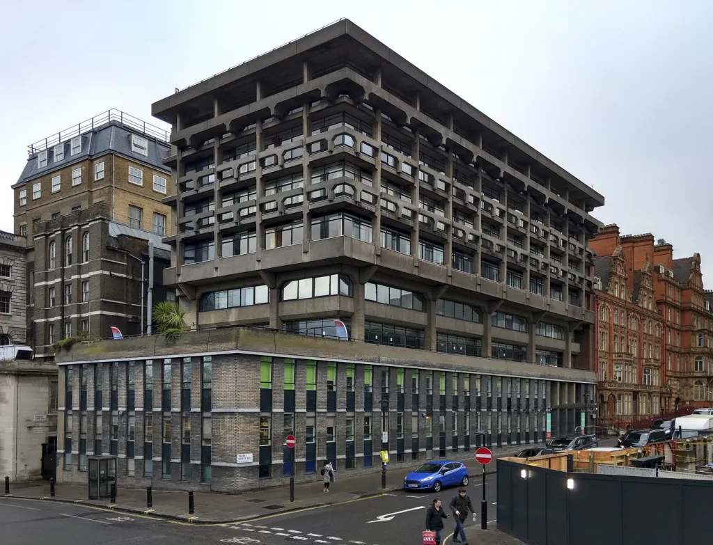 Macadam Building patřící ke King's College v Londýně z let 1972–1975