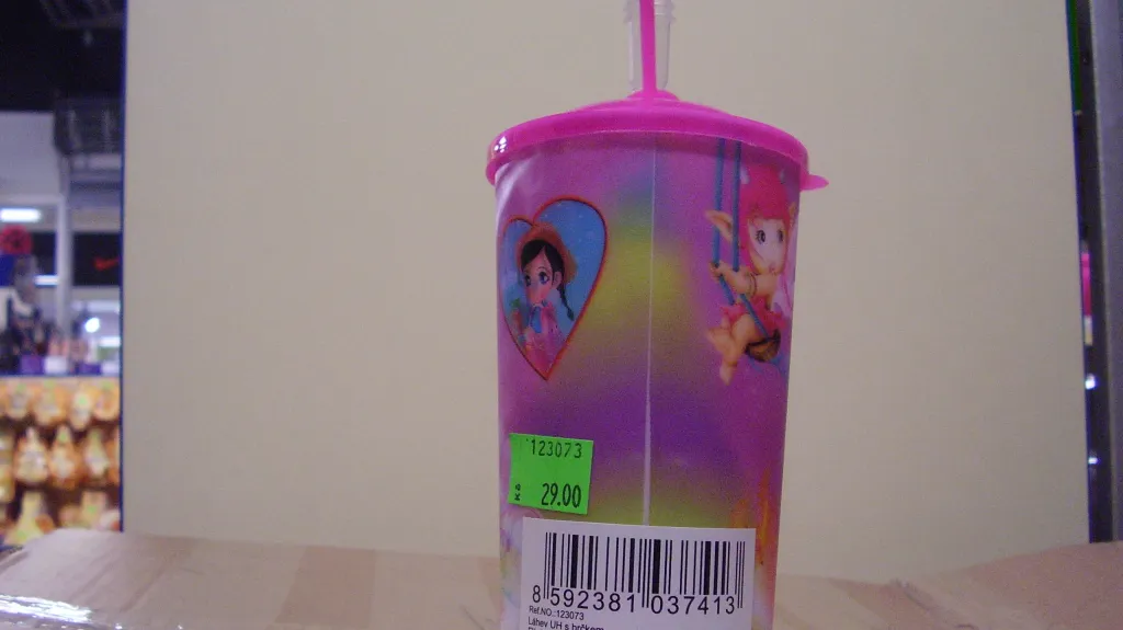 Nebezpečný pohárek s 3D obrázky