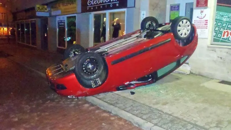 Vozidlo se po havárii dostalo mimo komunikaci, kde narazilo do dopravního značení a skončilo převrácené na chodníku.