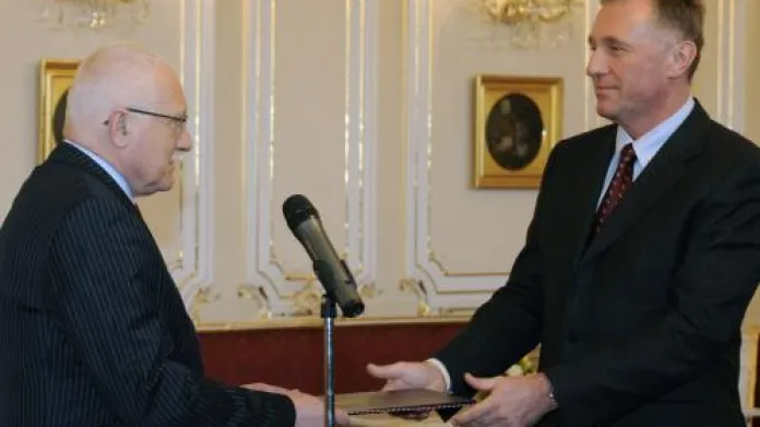 Odstupující premiér Mirek Topolánek předává prezidentovi Václavu Klausovi demisi vlády.