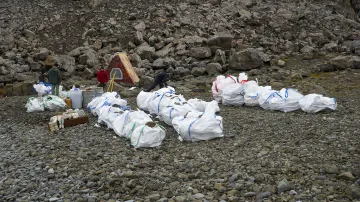 Členové  expedice CzECO Nelson sbírají odpadky na Antarktidě