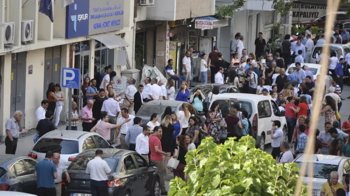 Lidé vycházejí na ulici po otřesech v tureckém Izmiru
