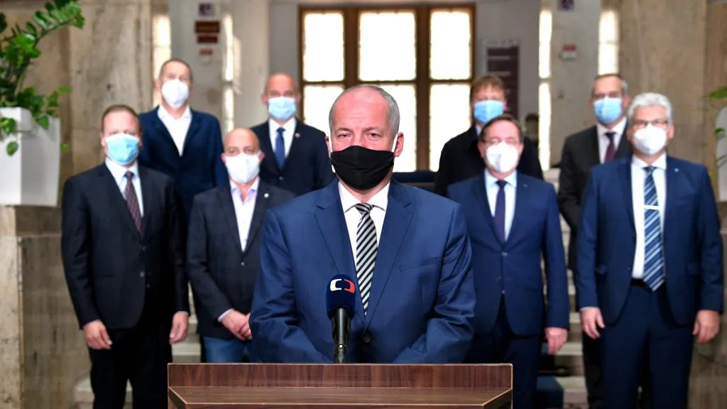 Říjen 2020: V polovině října vystoupil ministr zdravotnictví Roman Prymula s emotivním projevem, v němž se omluvil za to, že nebyl v létě dost důrazný a na opatřeních proti druhé vlně koronaviru netrval. Uvedl, že jeho cílem je vyhnout se lockdownu. V závěru lidi vyzval, aby opatřením věřili a dodržovali je. O deset dní později rezignoval kvůli schůzce ve vyšehradské restauraci, která měla být zavřená